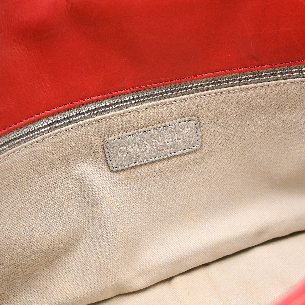 Chanel Crave Reissue Flap Quilted Calfskin Jumbo 30 x 20 x 10 Rood