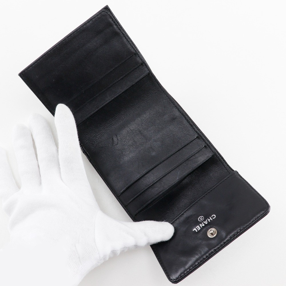 Chanel Chanel Bi-Fold Wallet Quilted Patent Zwart