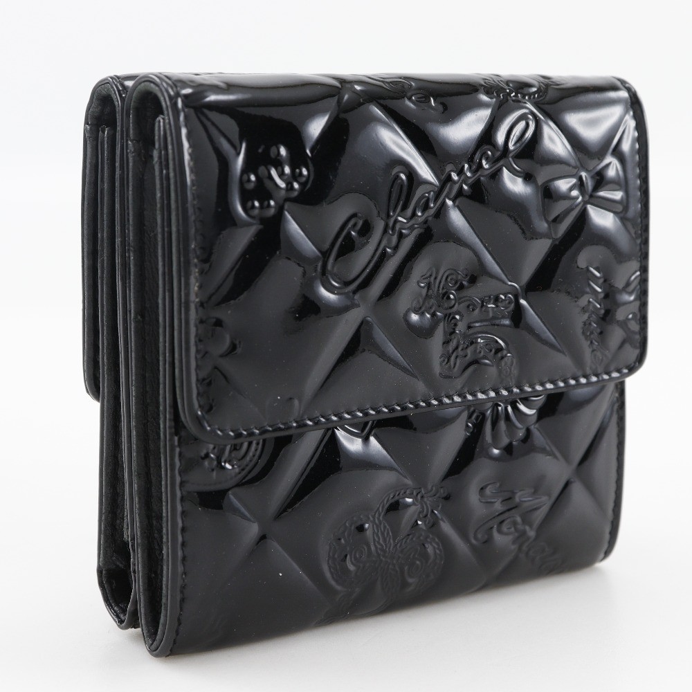 Chanel Chanel Bi-Fold Wallet Quilted Patent Zwart