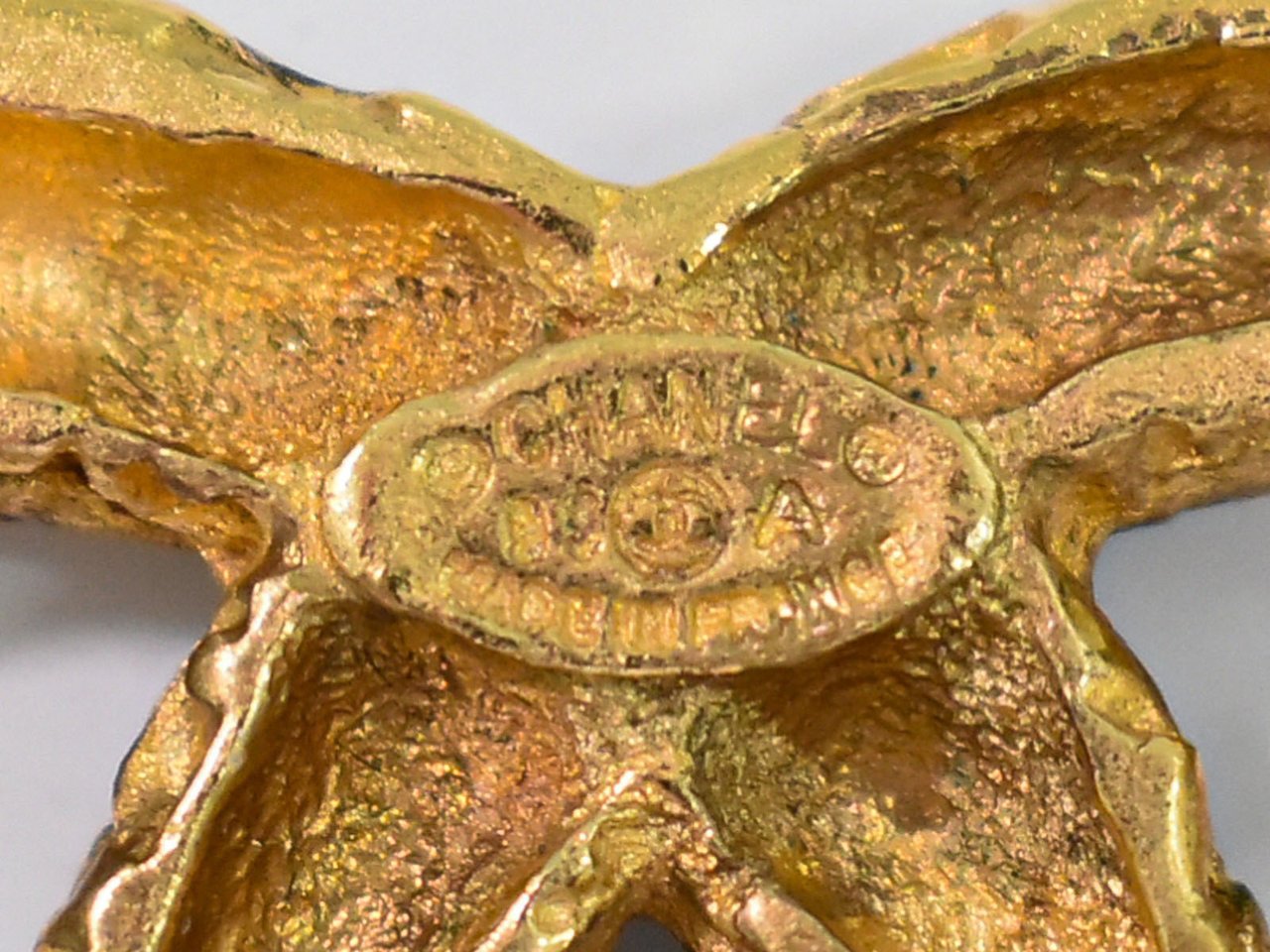 Chanel Chanel CC Brooch Textured Metal Goud