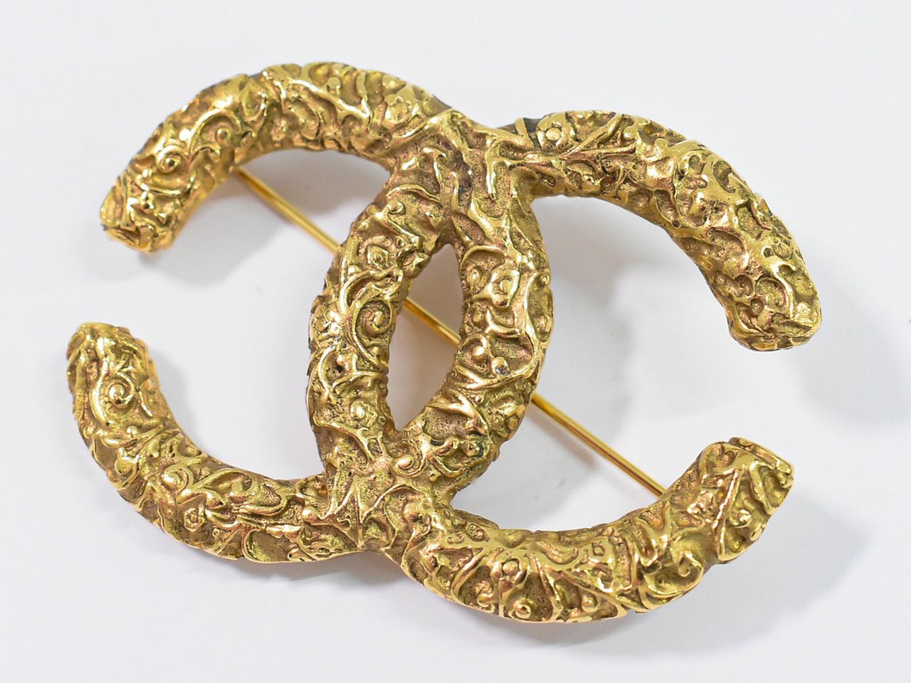 Chanel Chanel CC Brooch Textured Metal Goud