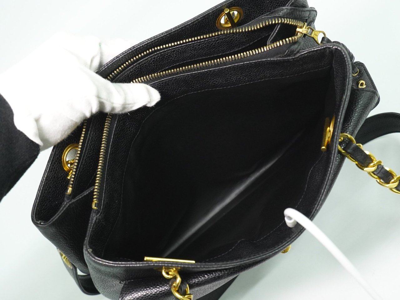 Chanel Chanel Vintage Front Pocket Tote Caviar Medium Zwart