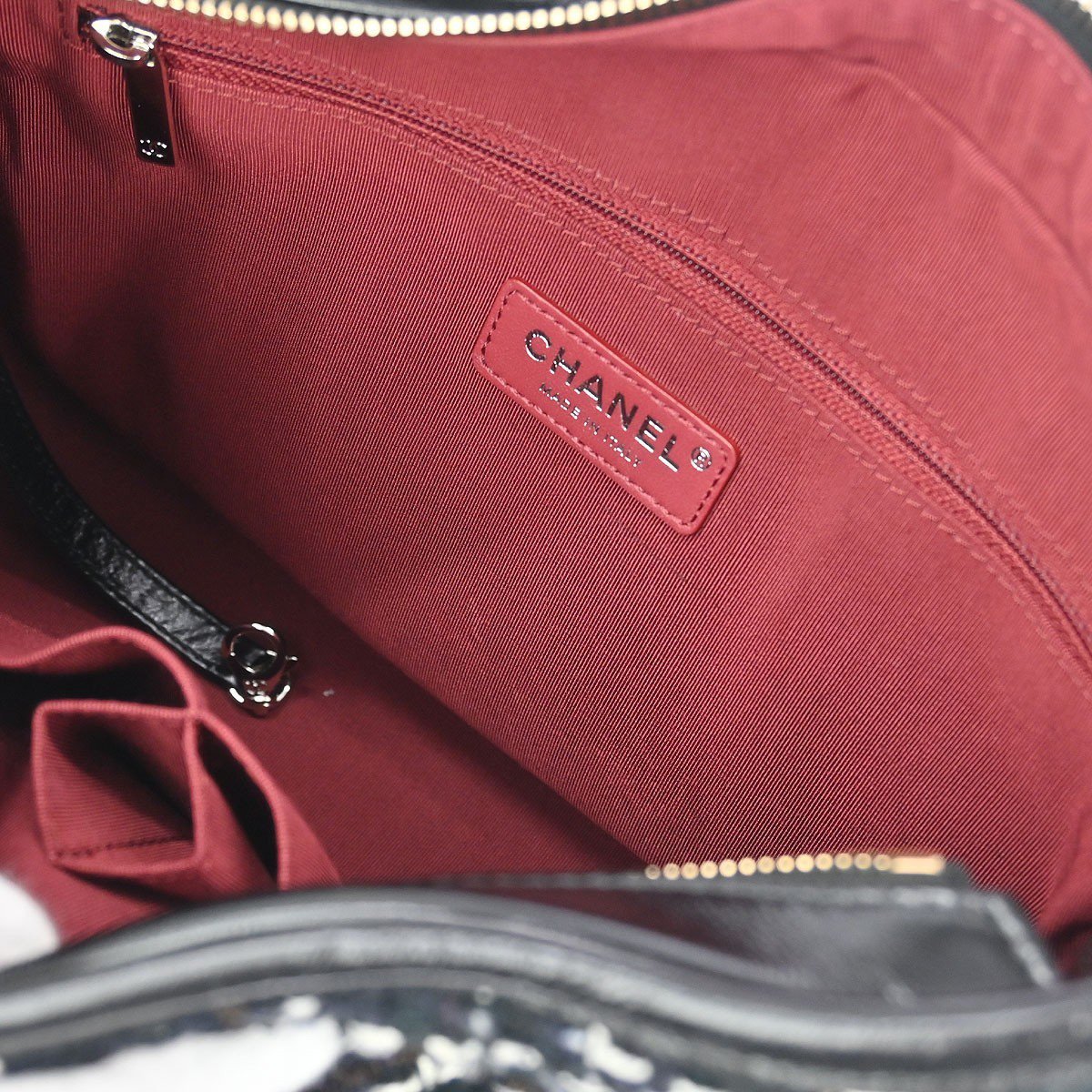 Chanel Chanel Gabrielle Hobo Quilted Tweed and Calfskin Medium Zwart