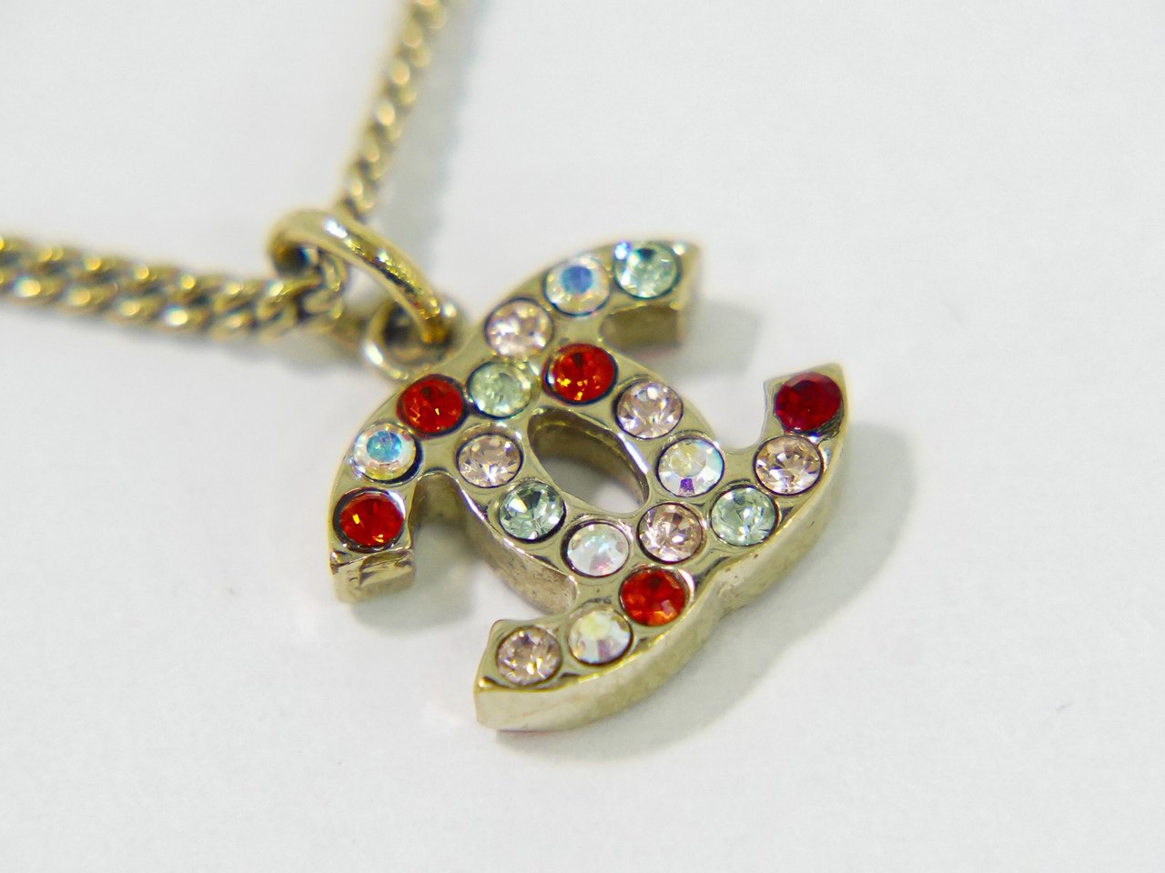 Chanel Chanel Rainbow CC Pendant Necklace Metal and Crystals Goud