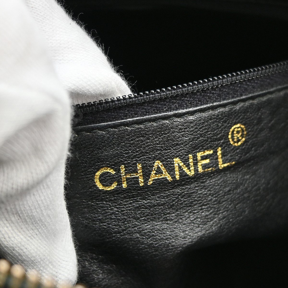 Chanel Vintage Camera Tassel Quilted Leather Medium Zwart