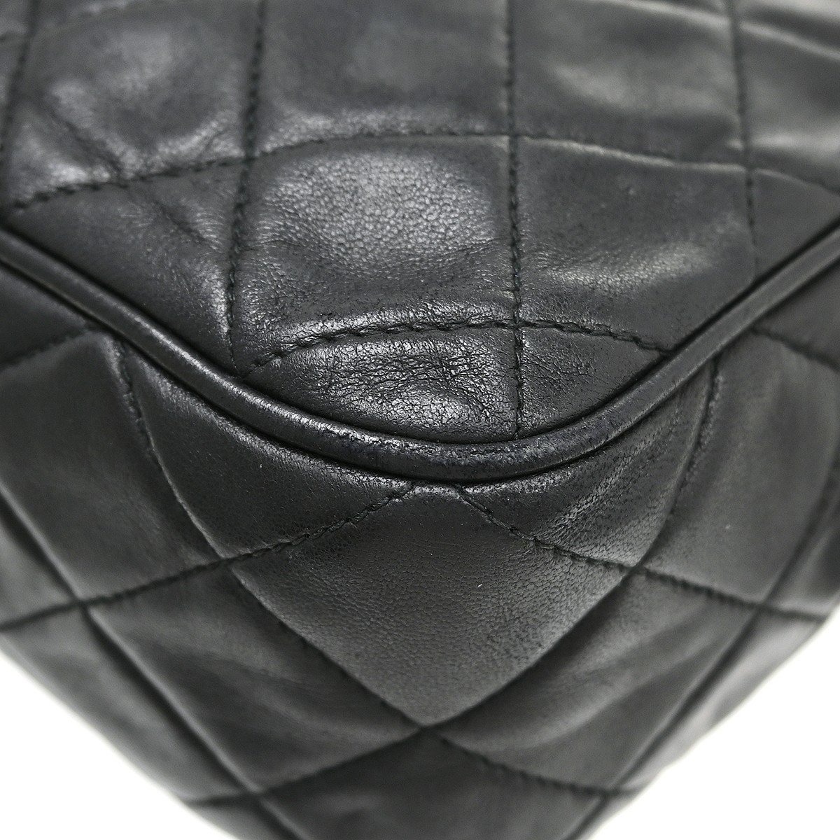 Chanel Vintage Camera Tassel Quilted Leather Medium Zwart
