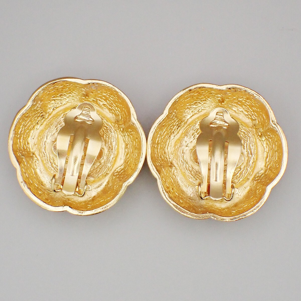 Chanel Chanel Vintage CC Flower Clip-On Earrings imitation pearls in gold plated Goud