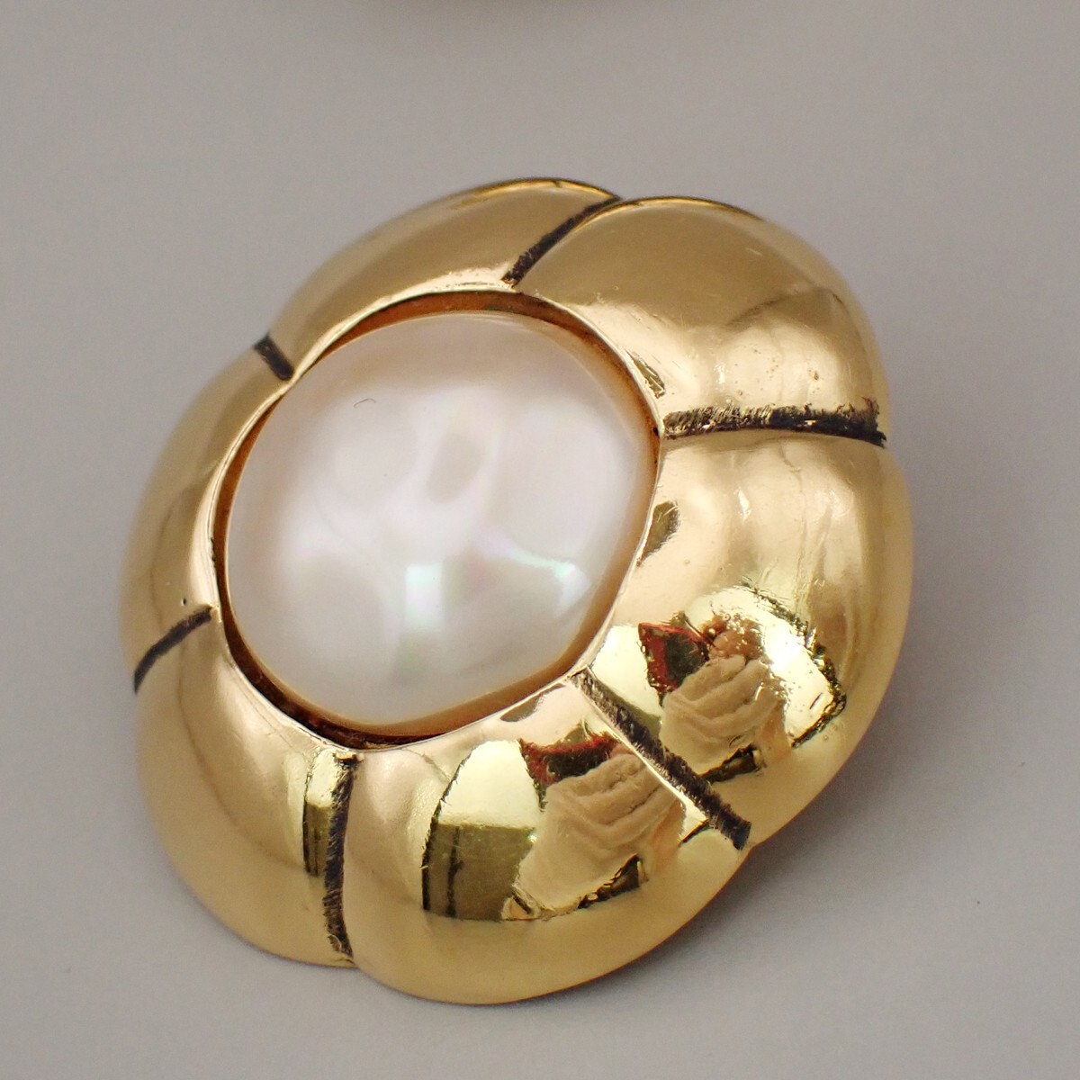 Chanel Chanel Vintage CC Flower Clip-On Earrings imitation pearls in gold plated Goud