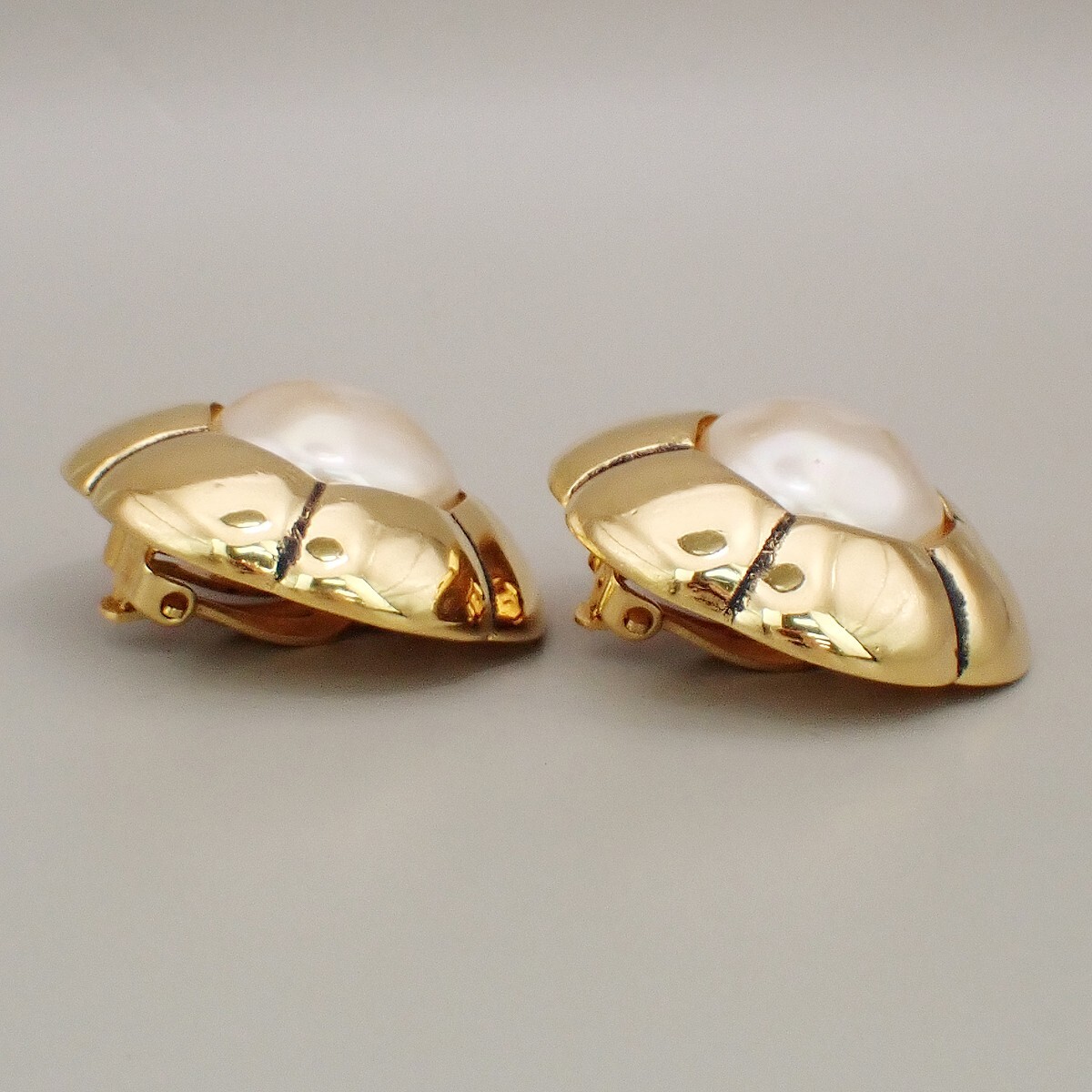Chanel Chanel Vintage CC Flower Clip-On Earrings imitation pearls in gold plated Goud