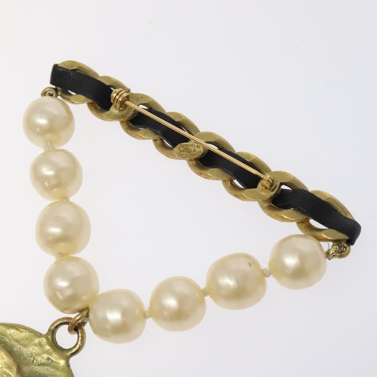 Chanel Chanel Vintage Round CC Brooch Textured Metal Goud