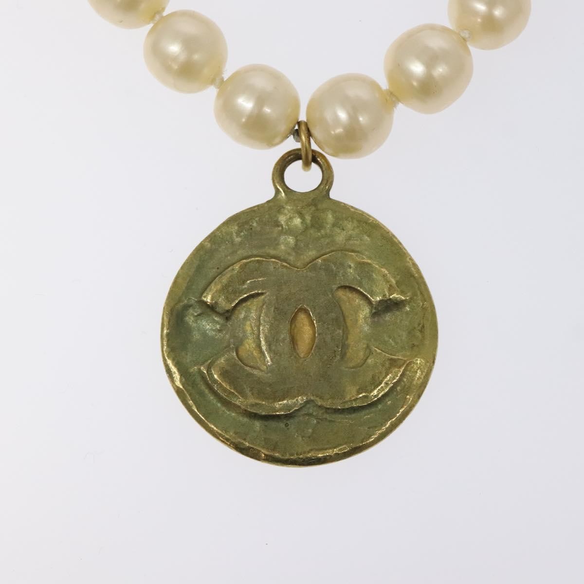 Chanel Chanel Vintage Round CC Brooch Textured Metal Goud