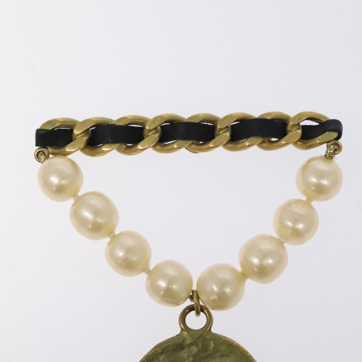 Chanel Chanel Vintage Round CC Brooch Textured Metal Goud