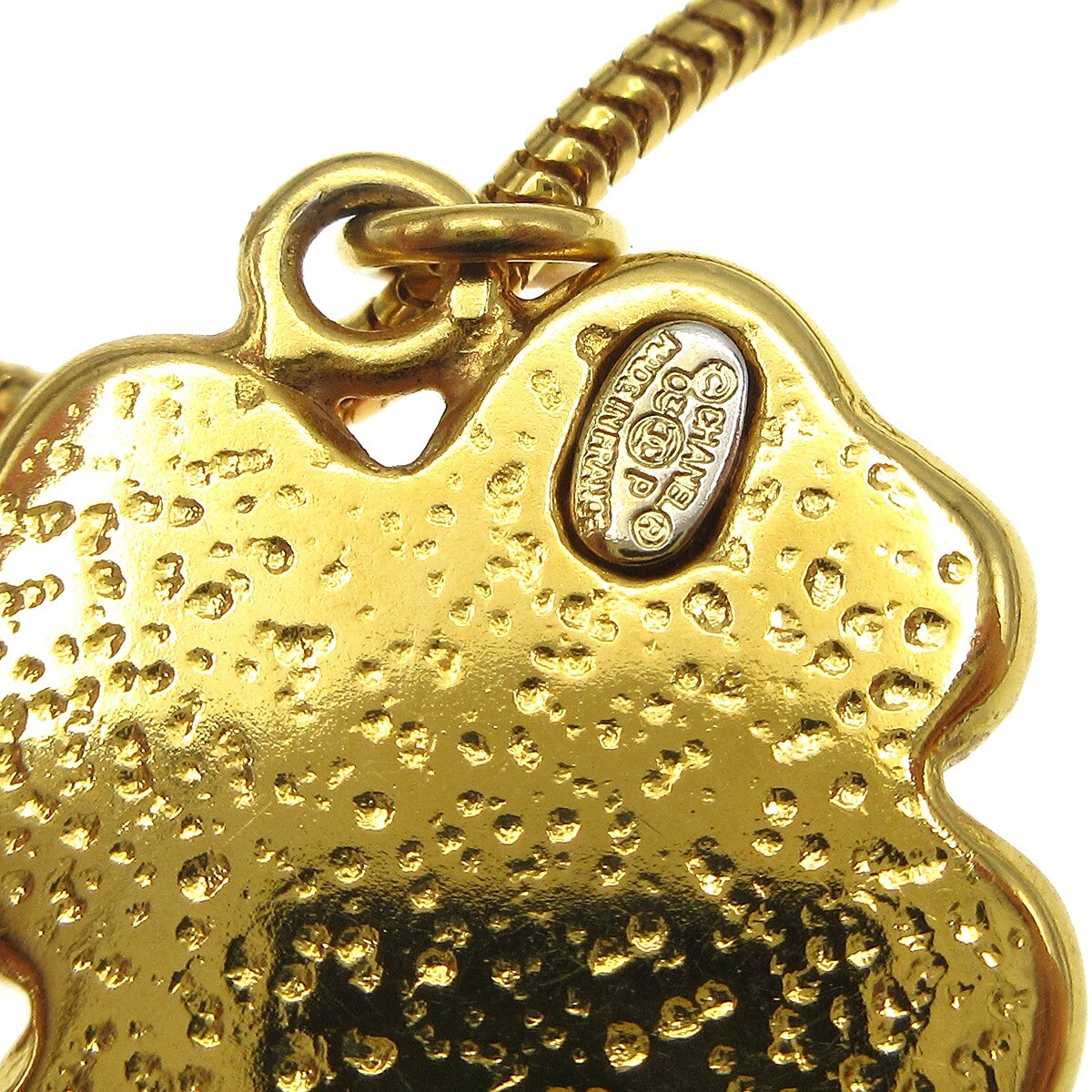 Chanel Chanel Vintage CC Clover Pendant Necklace Resin Goud
