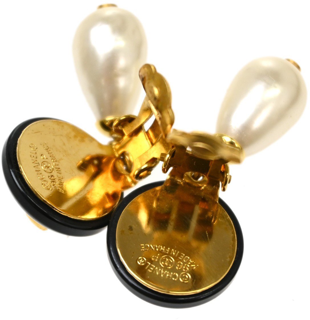 Chanel CC Pearl Teardrop Metal and Faux Pearls Zwart