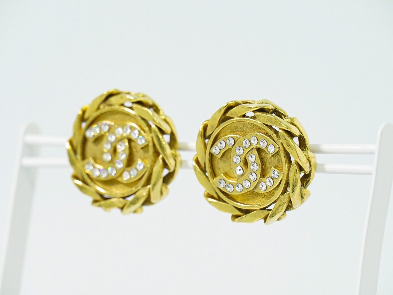 Chanel Vintage CC Round Clip-On Earrings Metal with Crystals Goud
