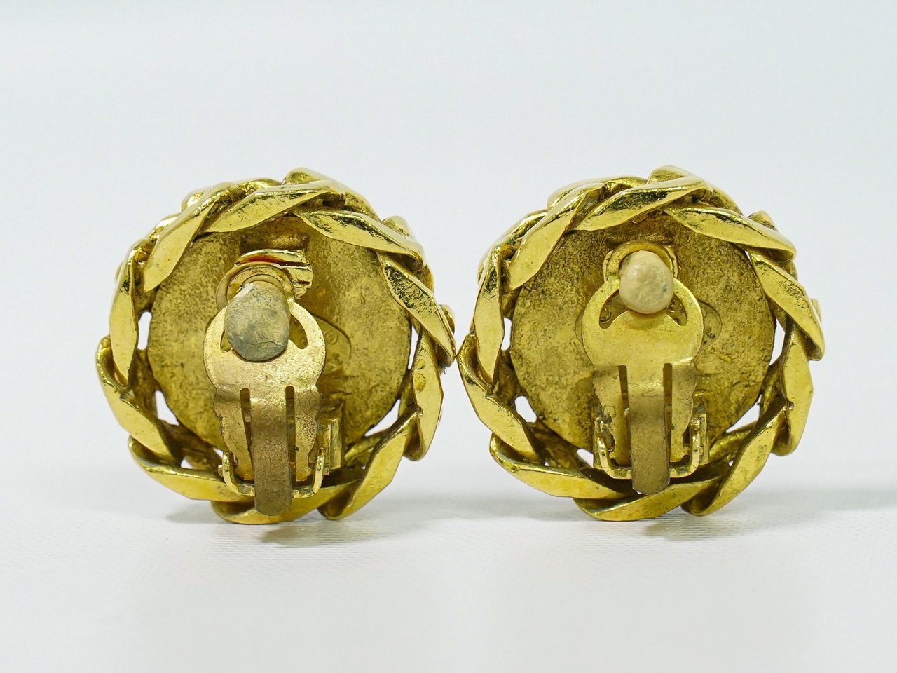 Chanel Vintage CC Round Clip-On Earrings Metal with Crystals Goud