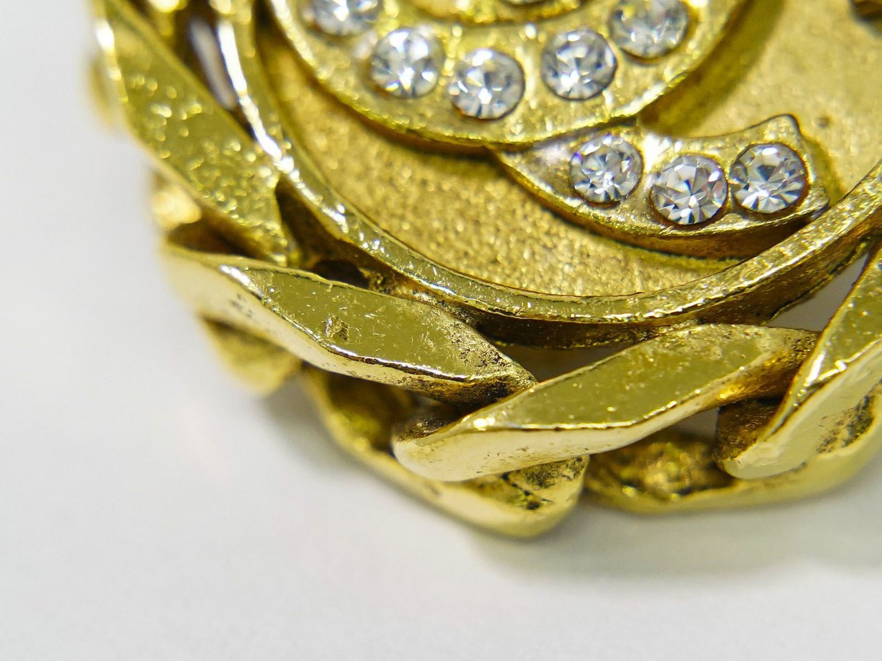 Chanel Vintage CC Round Clip-On Earrings Metal with Crystals Goud