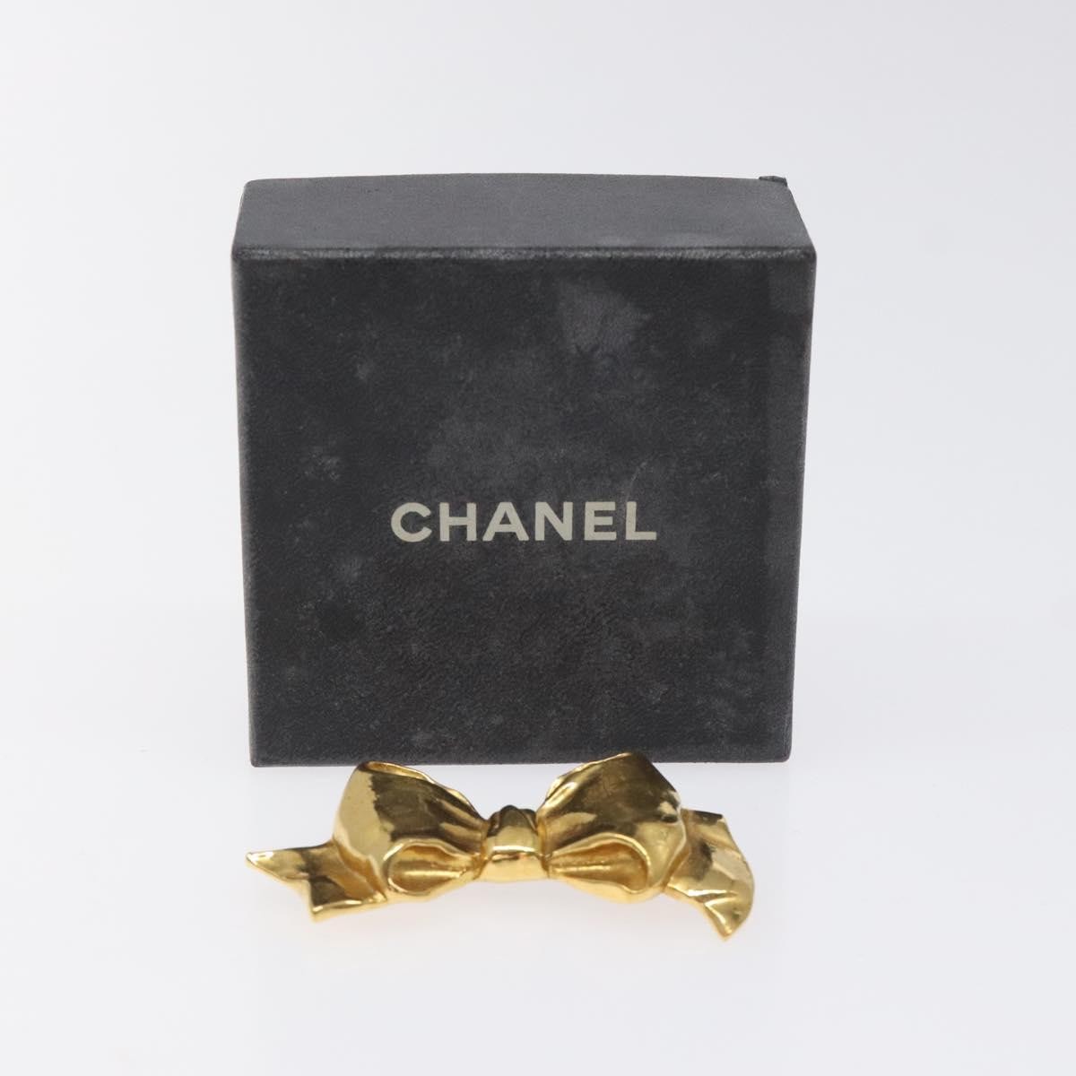 Chanel Chanel Vintage CC Bow Brooch Felt with Faux Pearls Goud