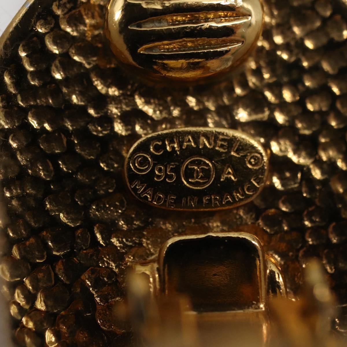 Chanel Chanel Vintage CC Oval Clip-On Earrings Metal Goud