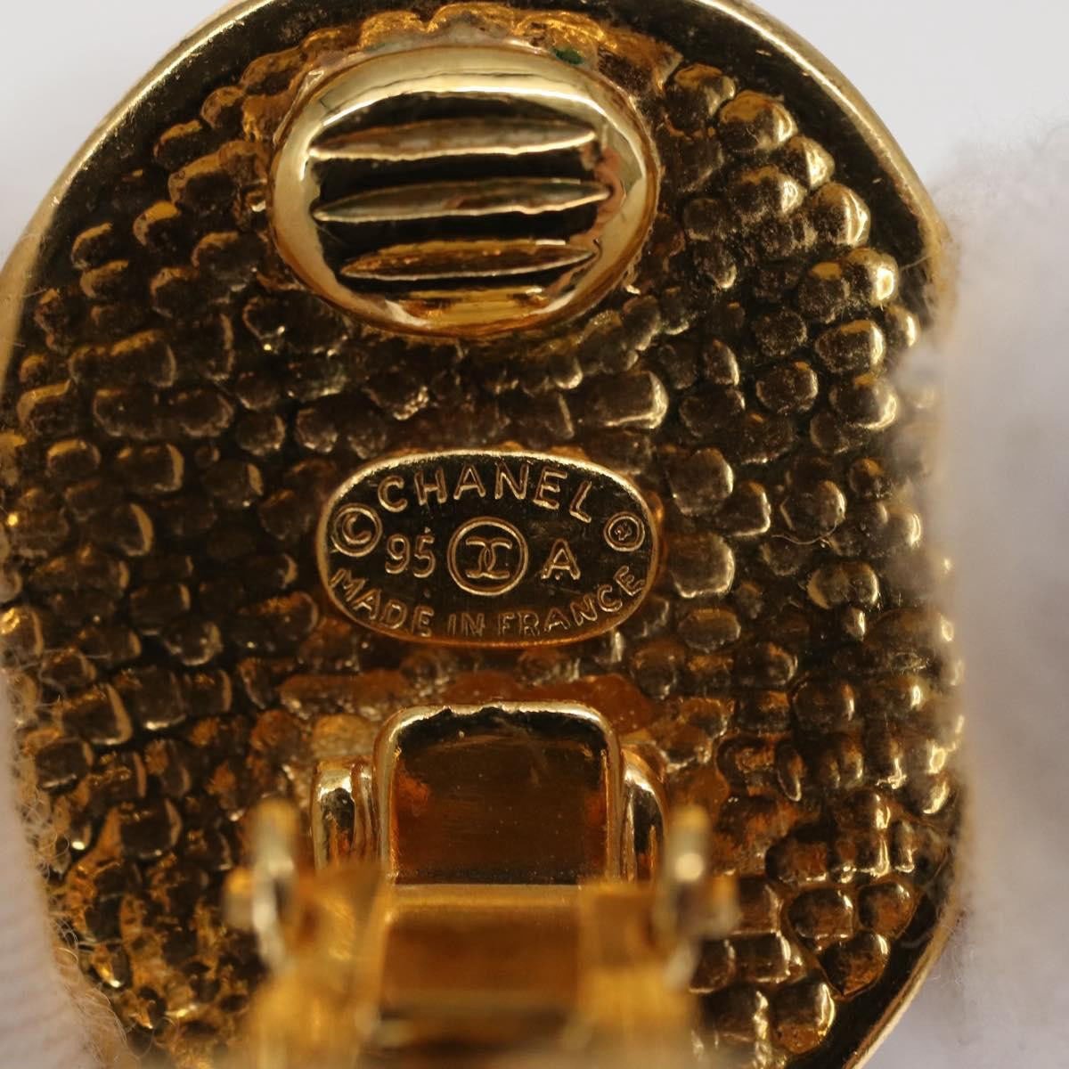 Chanel Chanel Vintage CC Oval Clip-On Earrings Metal Goud