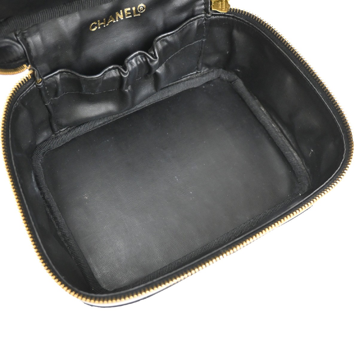 Chanel Chanel Vintage Cosmetic Case Leather Tall Zwart