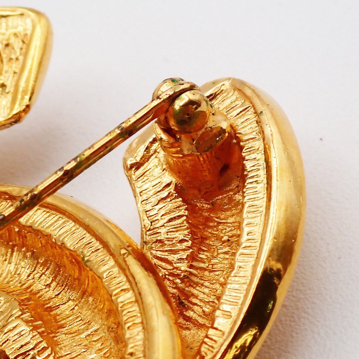 Chanel Chanel Vintage Quilted CC Brooch Metal Goud