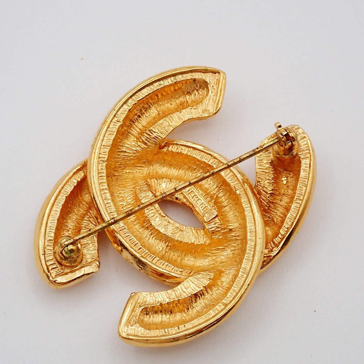 Chanel Chanel Vintage Quilted CC Brooch Metal Goud