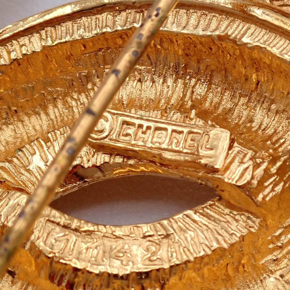 Chanel Chanel Vintage Quilted CC Brooch Metal Goud