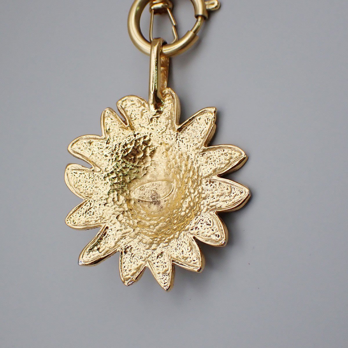 Chanel Chanel Vintage Lion Station Long Necklace Metal Goud