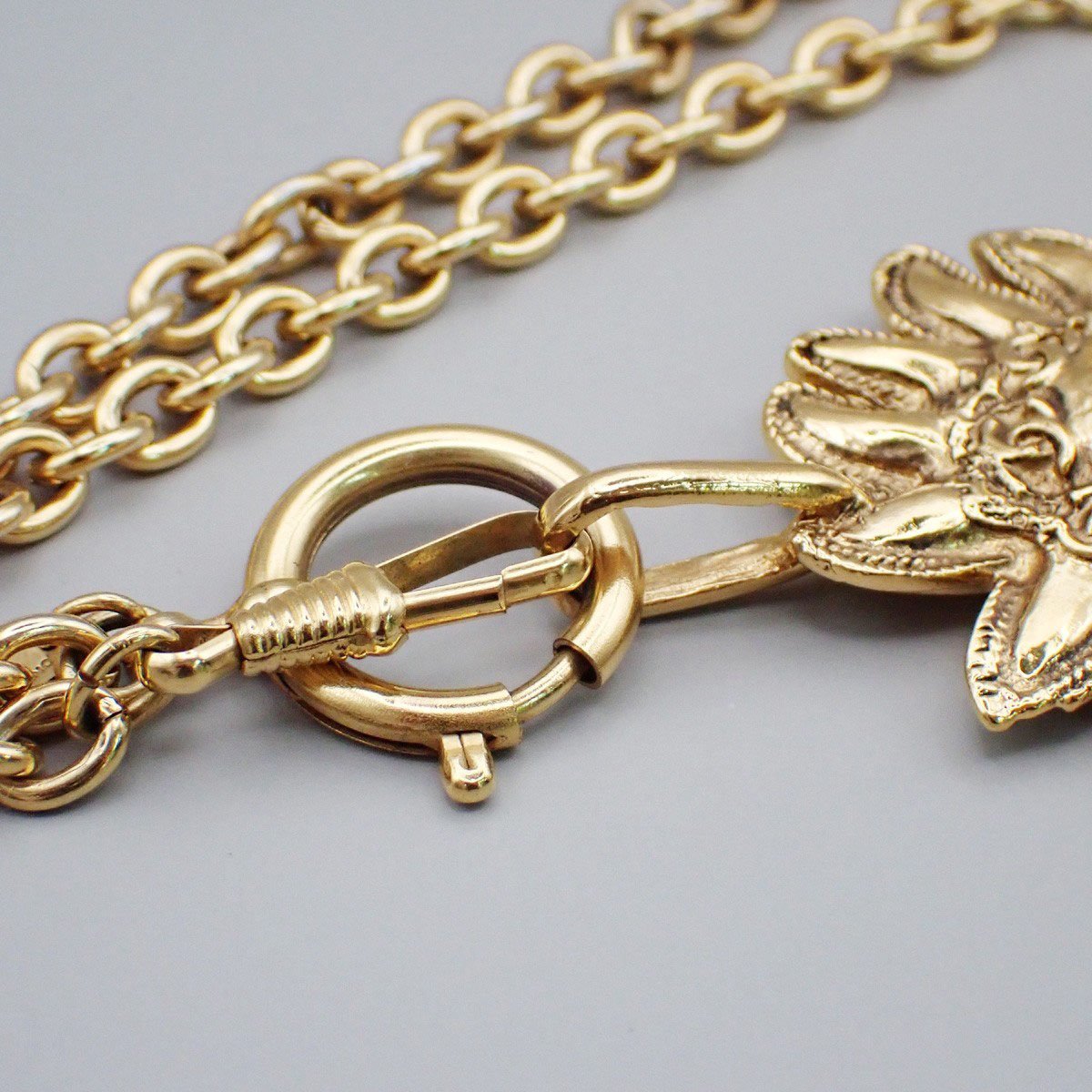 Chanel Chanel Vintage Lion Station Long Necklace Metal Goud