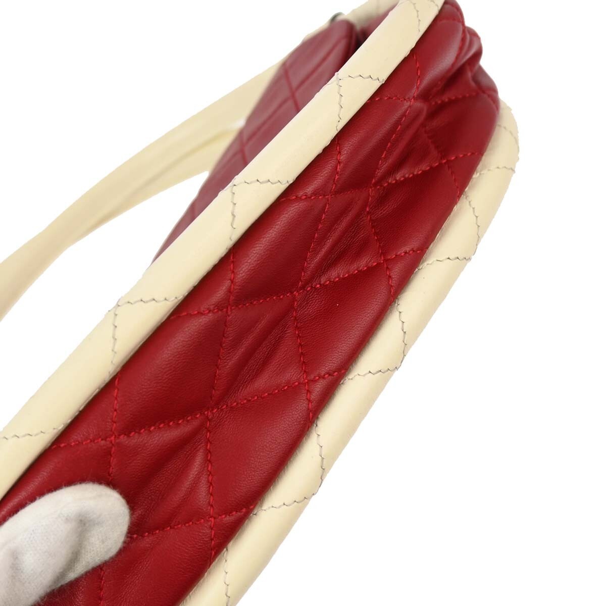 Chanel Chanel Hula Hoop Bag Quilted Lambskin Small Rood