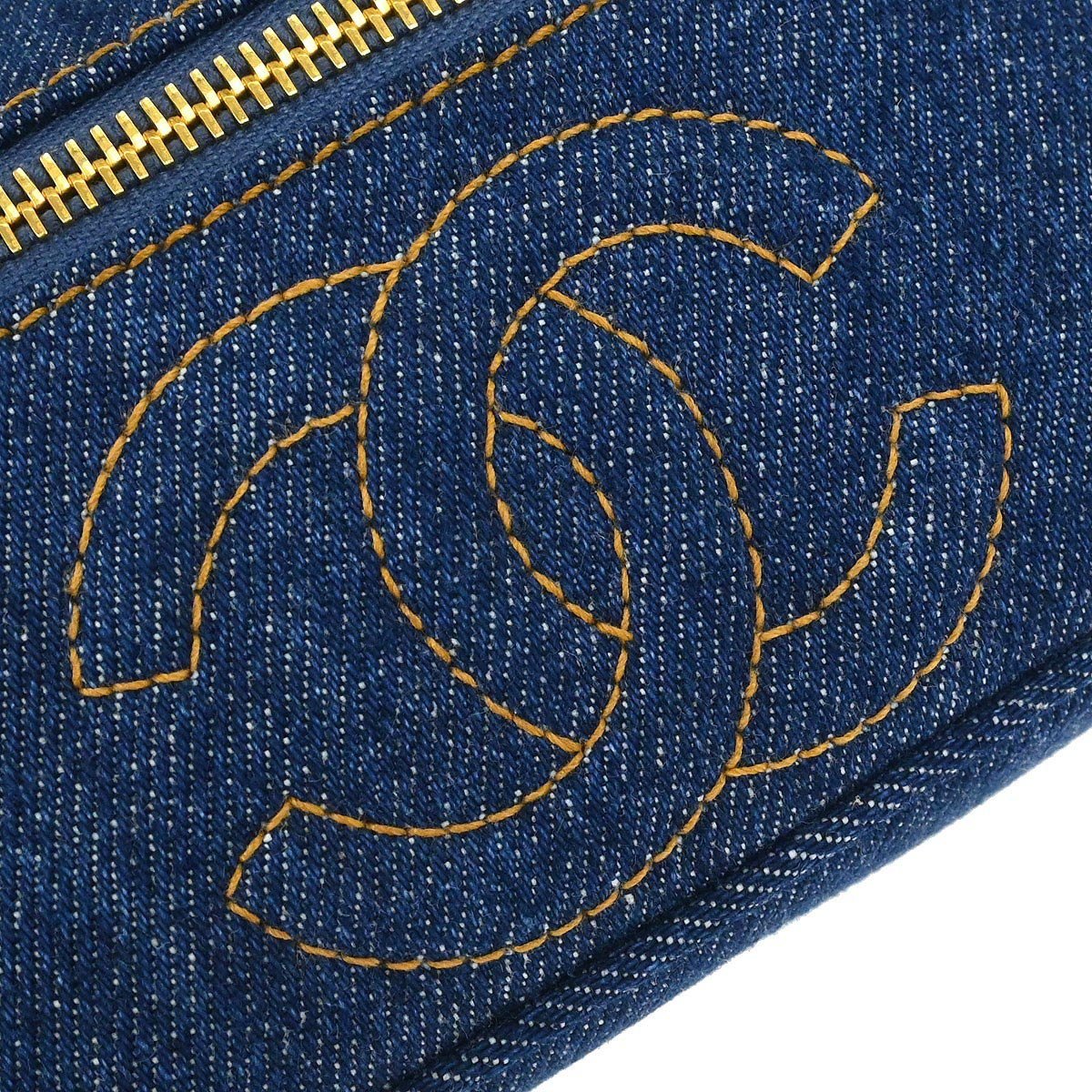 Chanel Chanel Vintage Timeless Cosmetic Case Denim Small Blauw