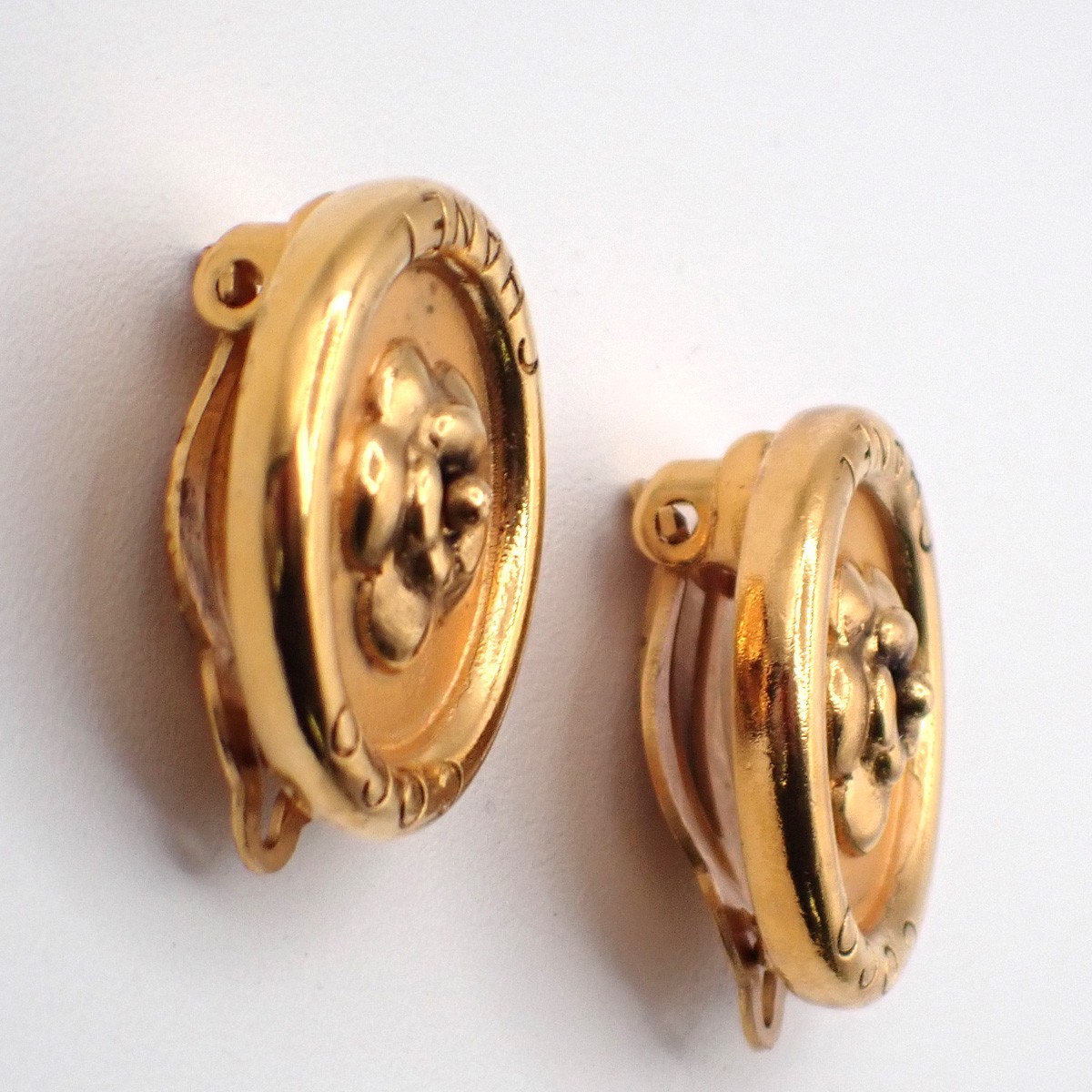Chanel Chanel Vintage Camellia Earrings Gold-plated Goud