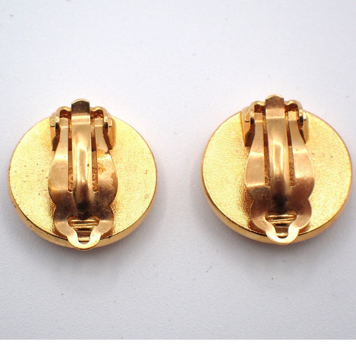 Chanel Chanel Vintage Camellia Earrings Gold-plated Goud