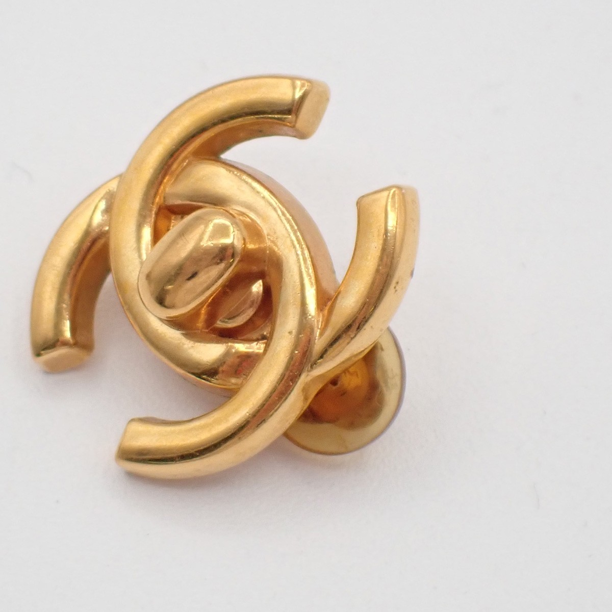 Chanel Chanel CC Button Clip-On Earrings Metal Goud