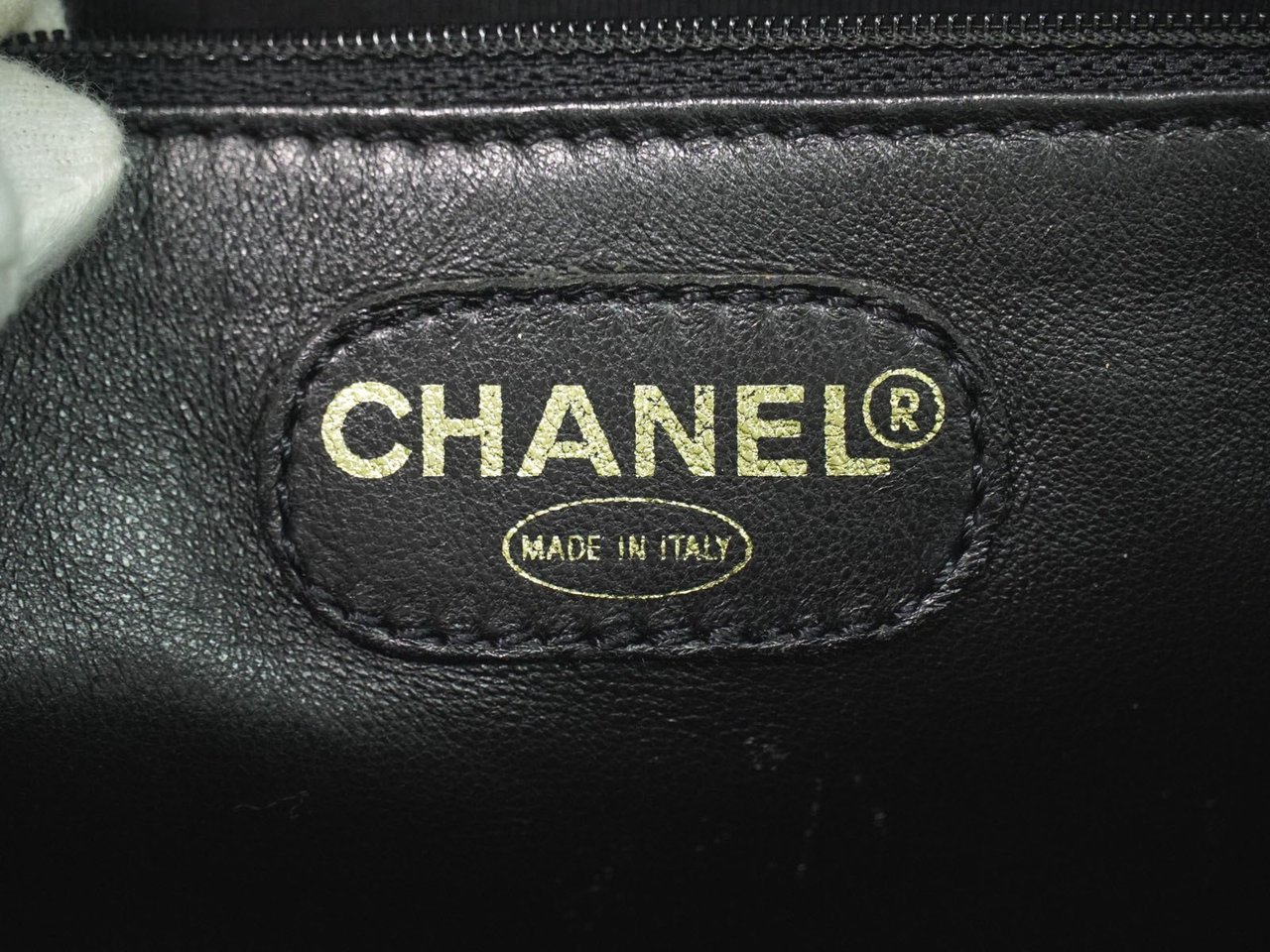 Chanel Chanel Vintage Logo Tote Leather Medium Zwart