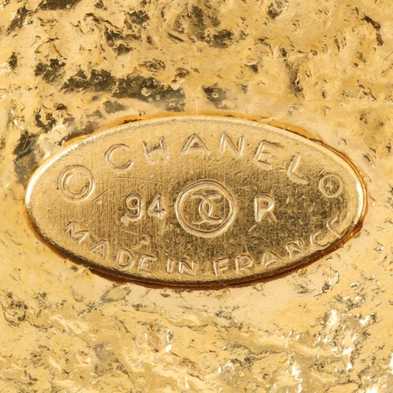 Chanel Vintage CC Round Pendant Long Metal Goud