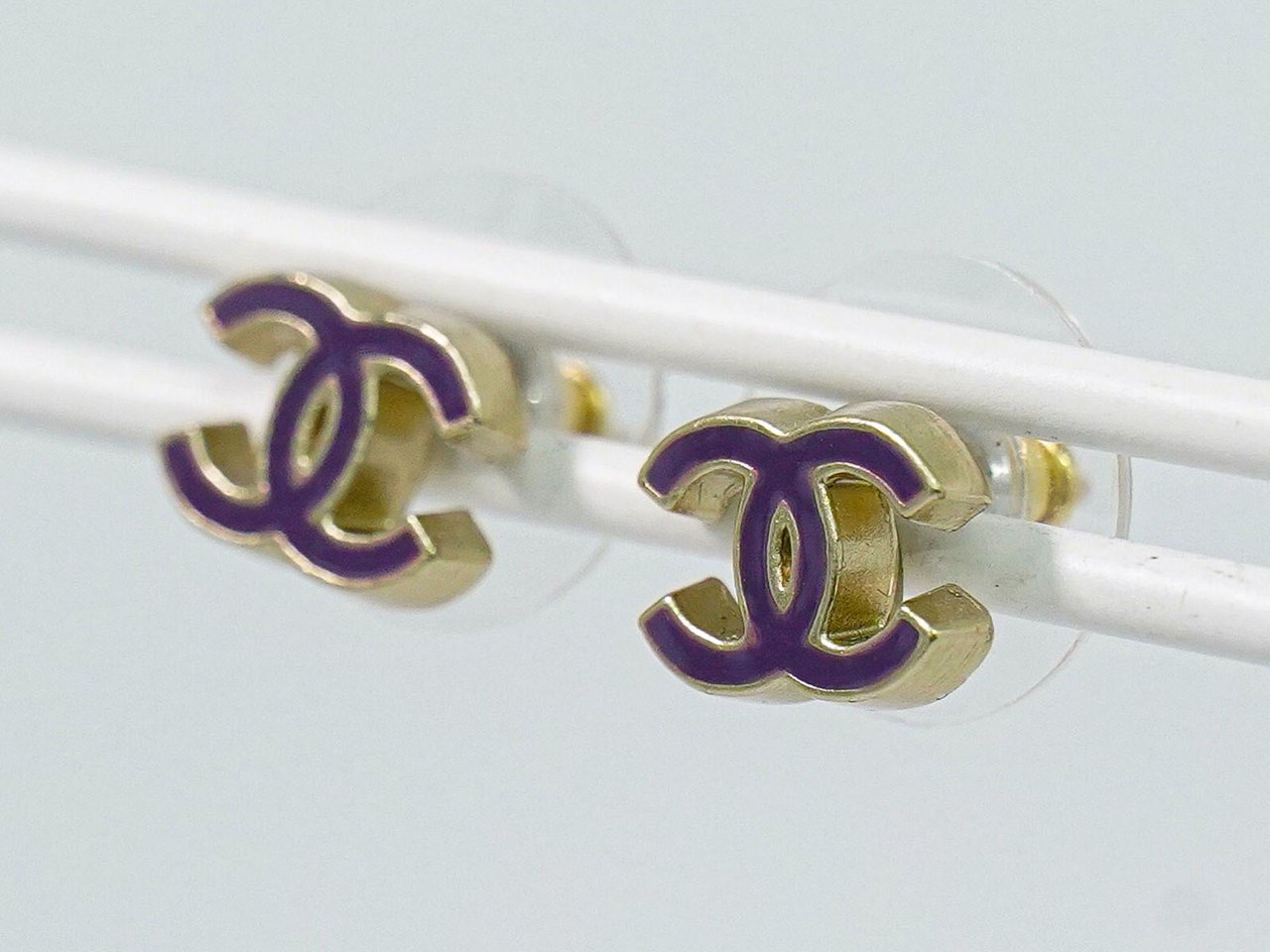 Chanel Chanel CC Stud Earrings Metal Small Paars