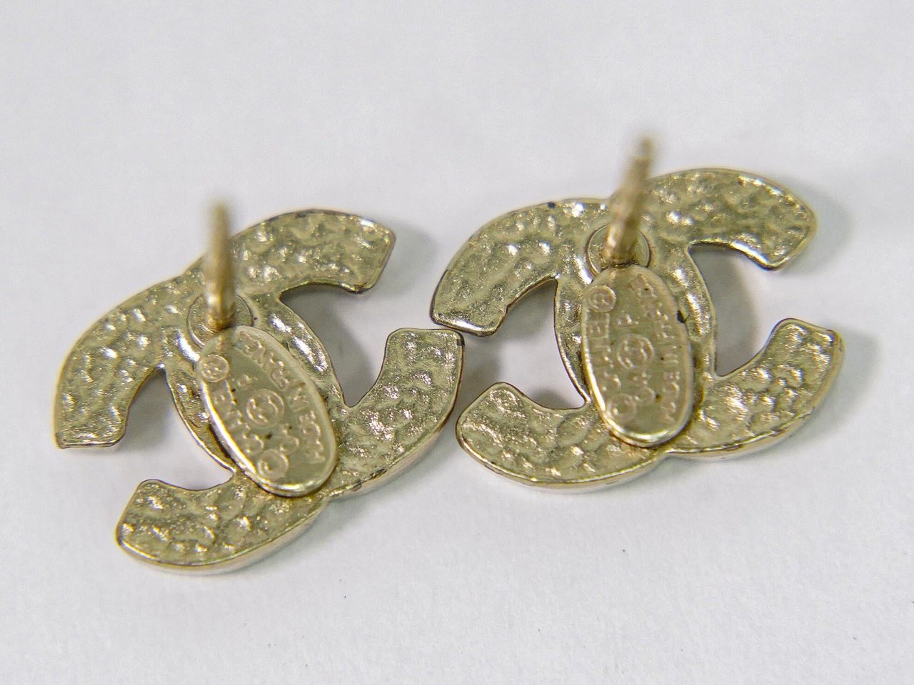 Chanel Chanel CC Stud Earrings Metal Small Paars