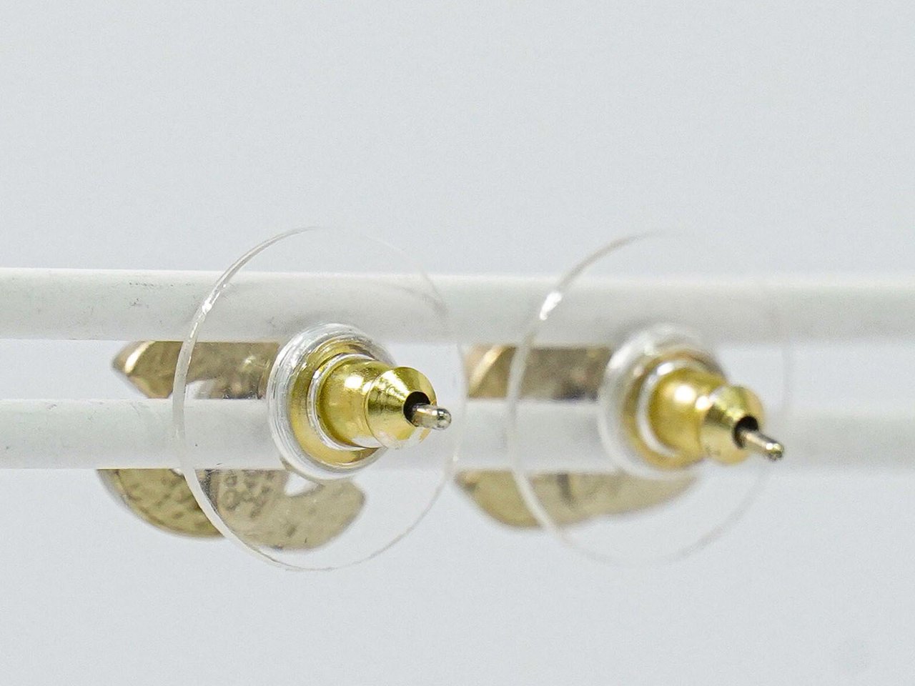 Chanel Chanel CC Stud Earrings Metal Small Paars