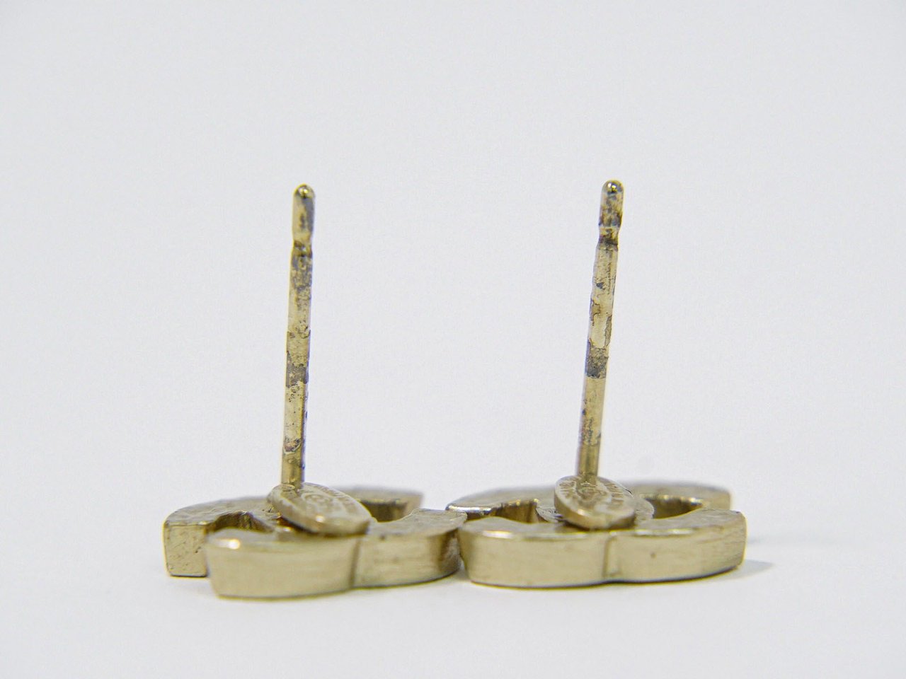 Chanel Chanel CC Stud Earrings Metal Small Paars