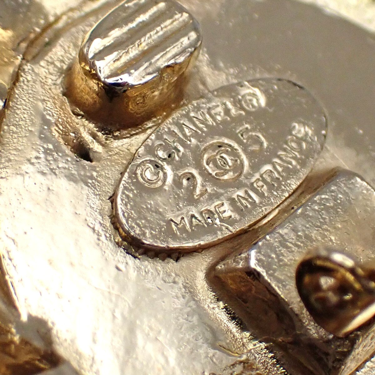 Chanel Chanel Vintage Clip-On Earrings Metal with Faux Pearl Goud