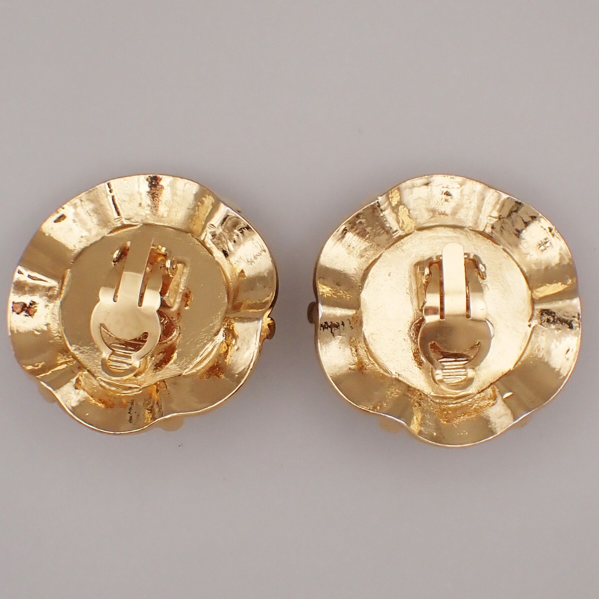 Chanel Chanel Vintage Clip-On Earrings Metal with Faux Pearl Goud