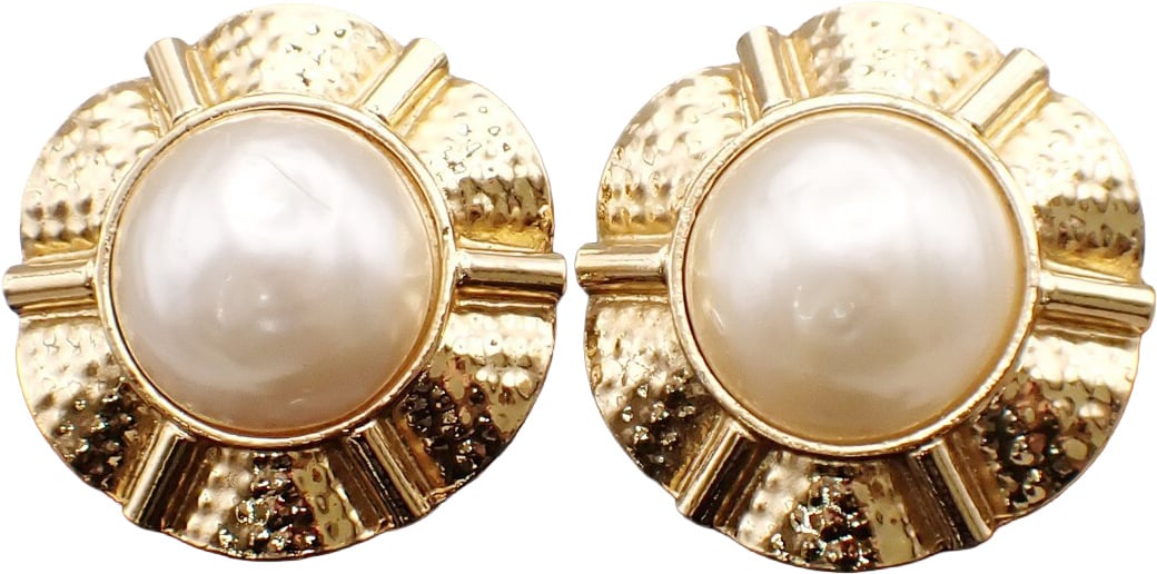 Chanel Chanel Vintage Clip-On Earrings Metal with Faux Pearl Goud