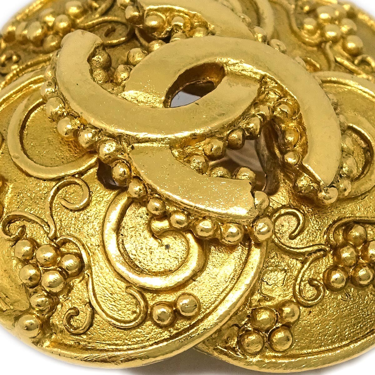 Chanel Chanel Clover Round Clip-On Earrings Metal Goud