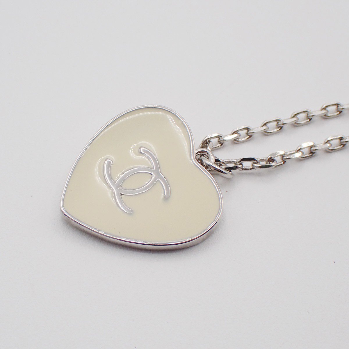 Chanel Chanel CC Heart Pendant Necklace Faux Pearls with Resin, Metal and Crystals Zilver