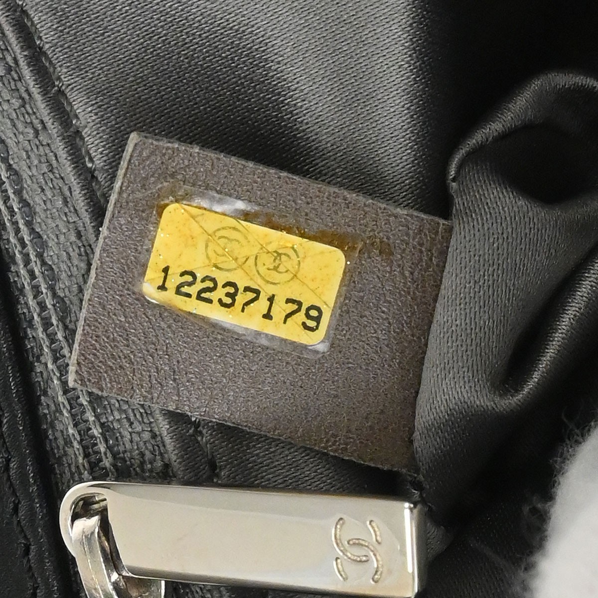 Chanel Chanel Door Latch Flap Shoulder Bag Quilted Leather Zwart