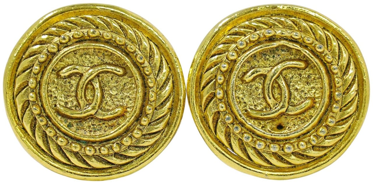 Chanel Chanel Vintage CC Logo Round Clip on Earrings Textured Metal Goud
