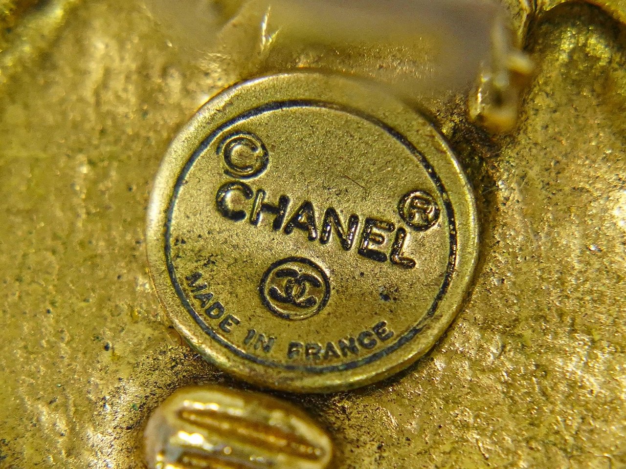 Chanel Chanel Vintage CC Logo Round Clip on Earrings Textured Metal Goud