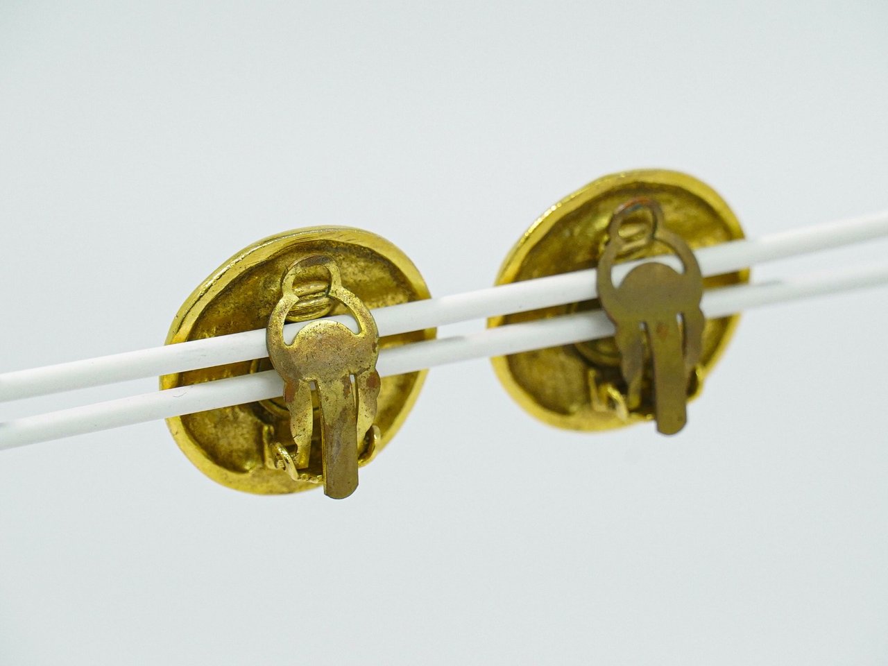 Chanel Chanel Vintage CC Logo Round Clip on Earrings Textured Metal Goud